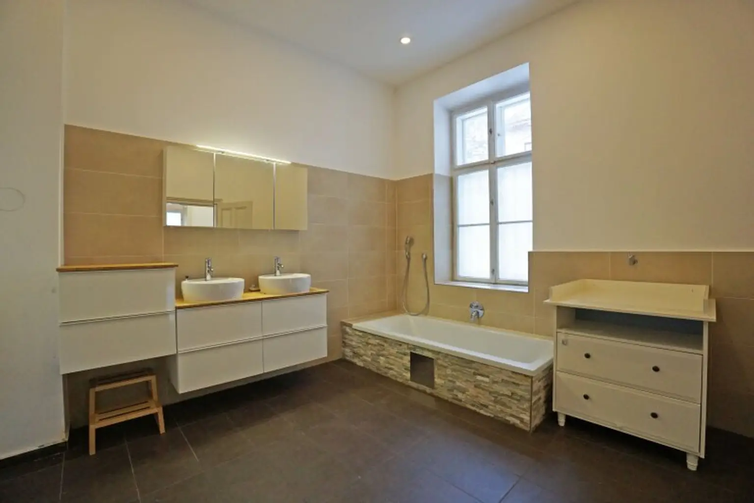 Badezimmer mit Wanne, Dusche, Doppelwaschtisch, WC und Waschmaschinenanschluss