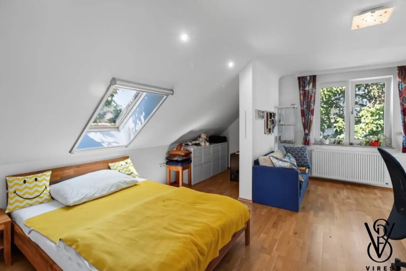 Dachgeschoss: Zimmer mit Giebelfenstern