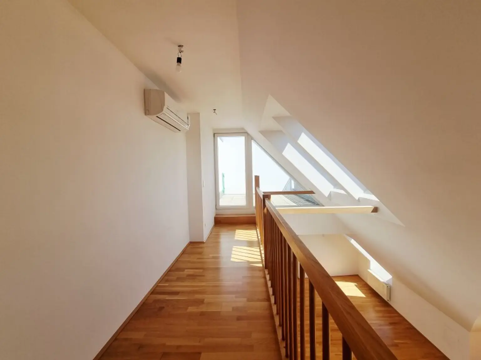 Lichtdurchflutete Maisonette mit Dachterrasse & Klimaanlage – wohnen zwischen Landhausviertel & Promenade
