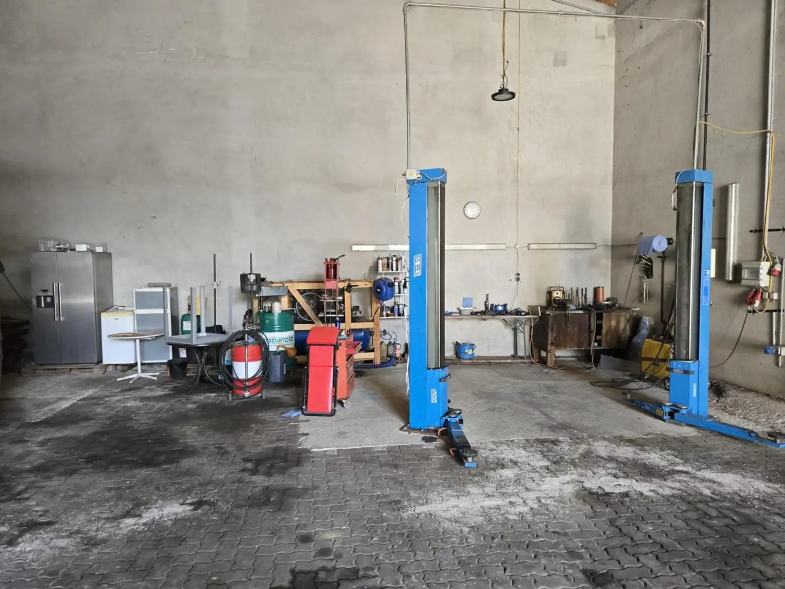 "Wohnhaus und Hallen"