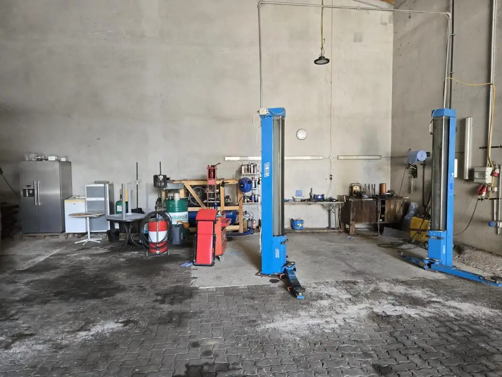 "Wohnhaus und Hallen"