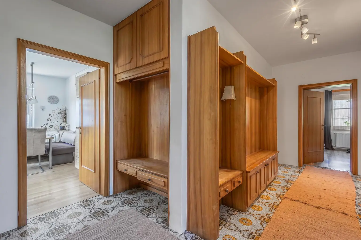 Garderobe EG