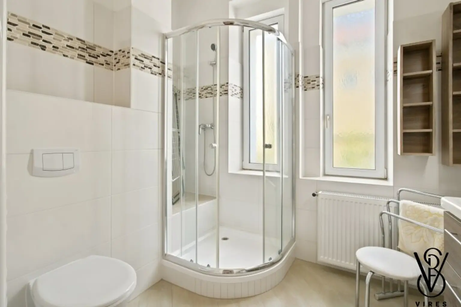 Erdgeschoss: Bad mit Dusche und WC