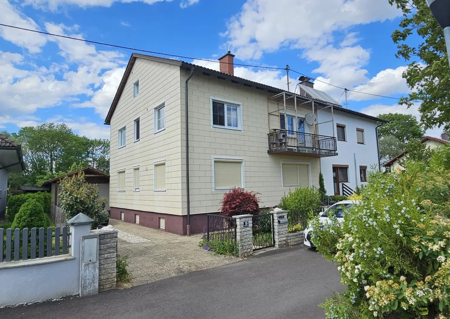 Haus mit Zufahrt und Teil der Garage