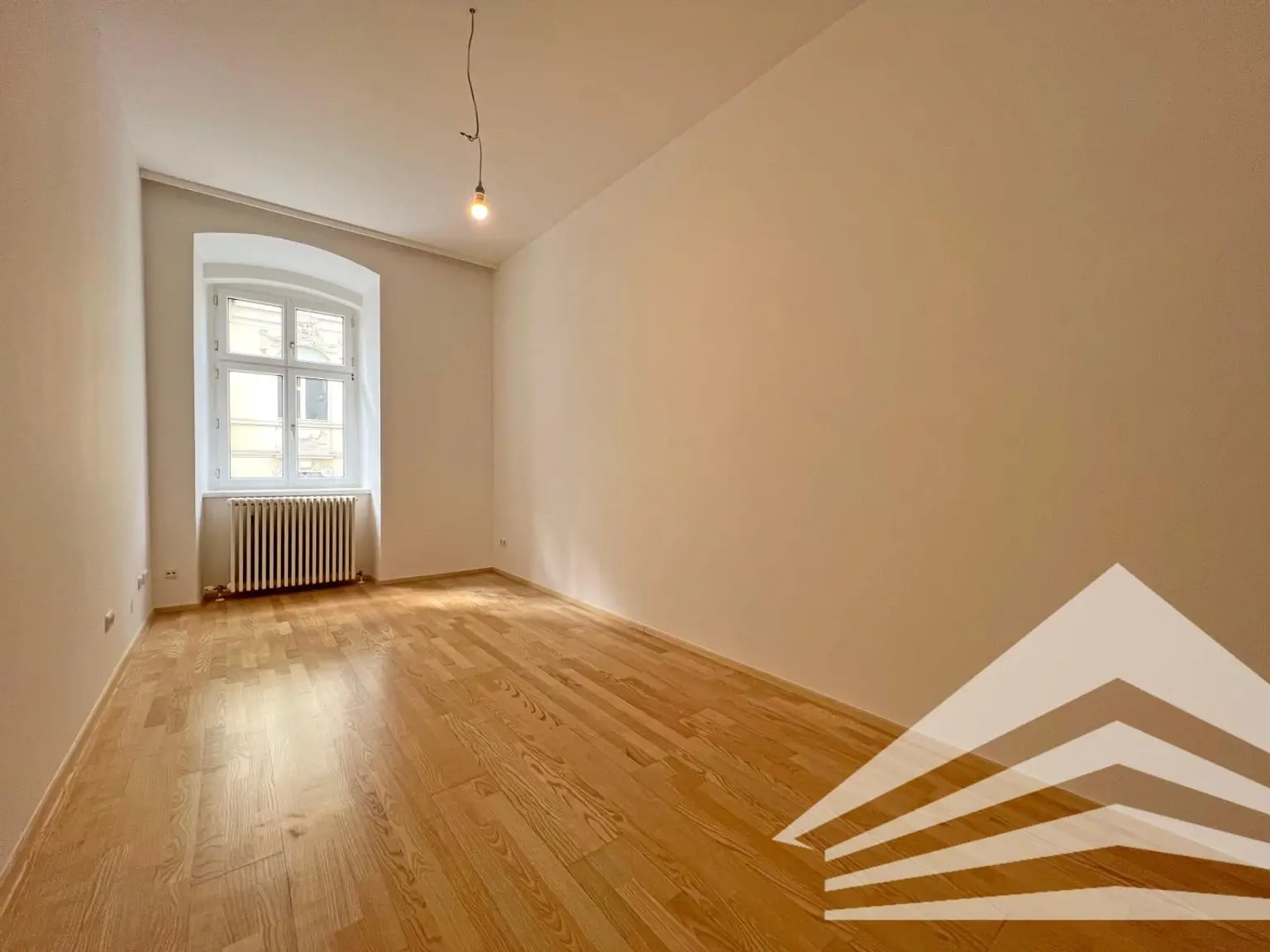 Renovierte 3 Zimmer-Altbau-Wohnung mit Küche in bester City-Lage - Nähe Landstraße