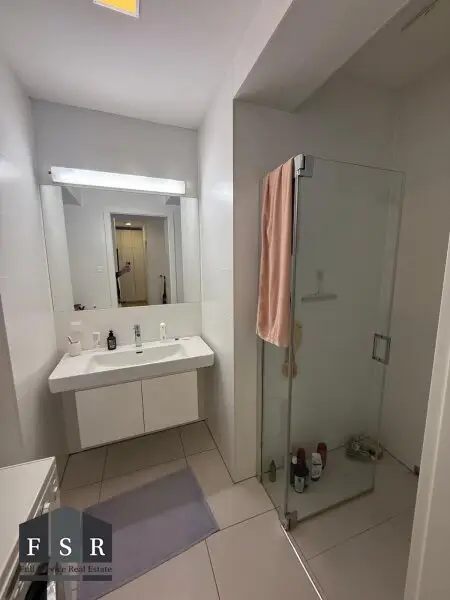 Alles da - Moderne und elegante Altbauwohnung mit Balkon in bester Lage + 1x Garagenplatz und Einbauküche im Preis inkludiert