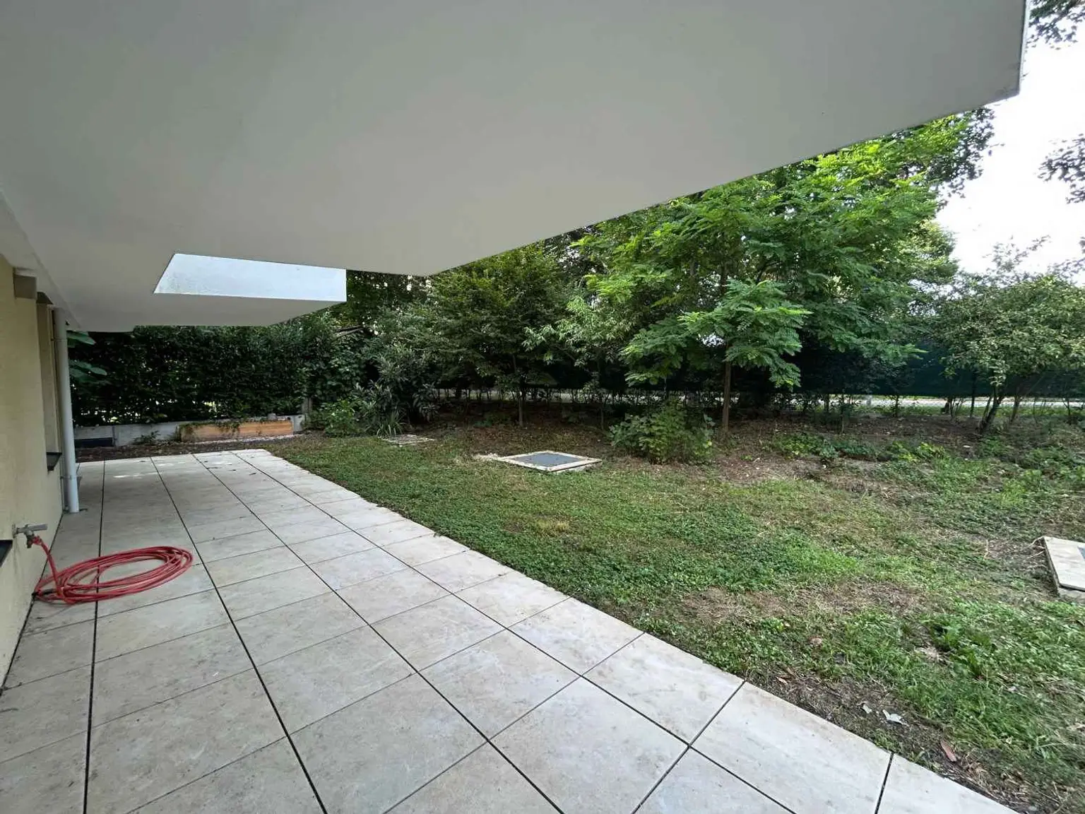 Moderne 4-Zimmer-Gartenwohnung mit Terrasse und Garagenplatz