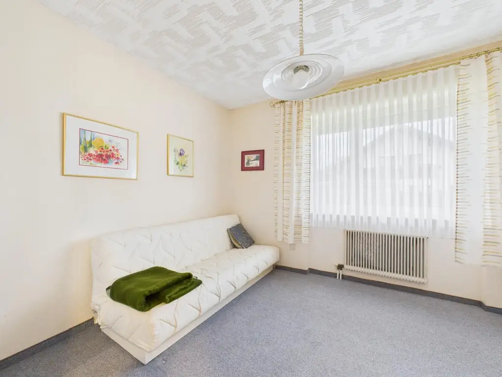 ANSFELDEN: Wohnhaus mit ca. 126,7 m² Wohnfläche auf EINER EBENE (Erstbezug 1976) + Garage