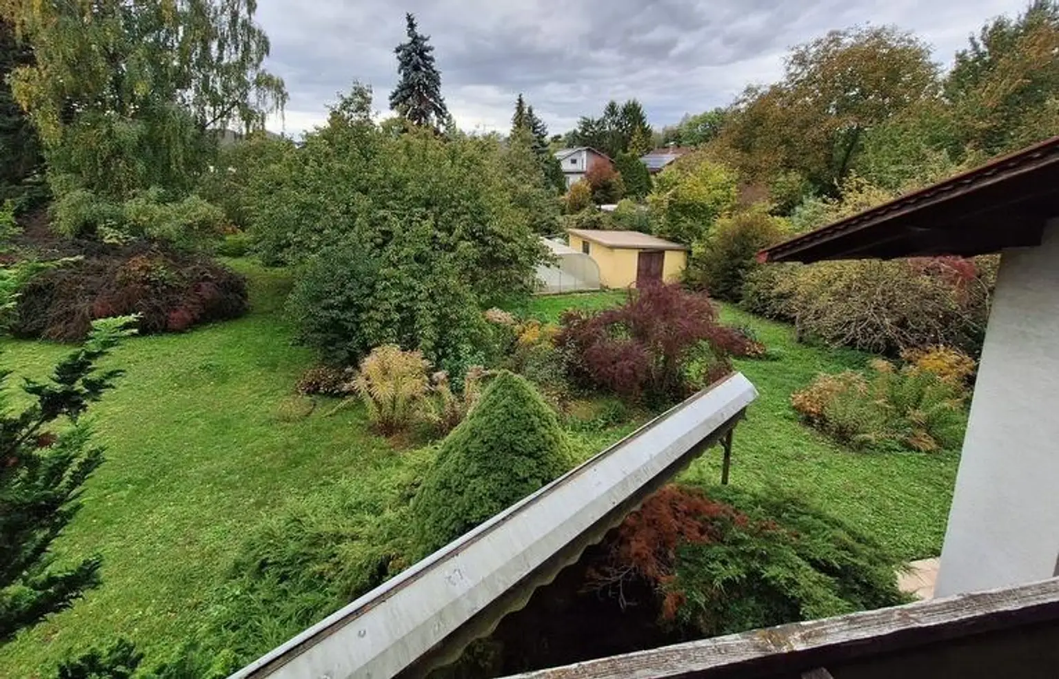 Absolut ruhig gelegen Villa mit überdachtem Pool, direkt am Waldrand auf 2.003 m² Grundstück.