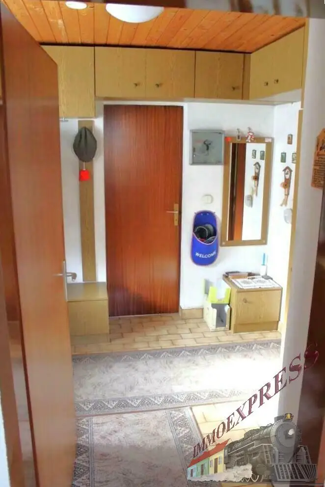 Ein-/ Zweifamilienhaus mit viel Potential - 3 Garagen - 1.368 m² - getrennte Eingänge