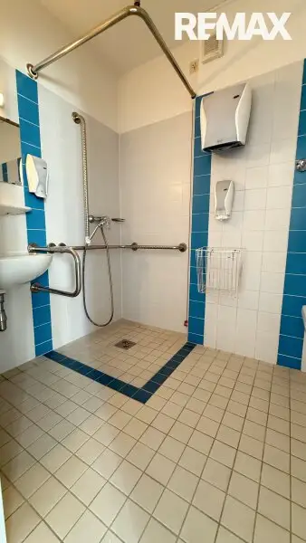 Ehemaliges Seniorenheim, gewerbliche Widmung, große Dachterrasse & 16 Garagen in Wiener Neustadt – Top Chance!