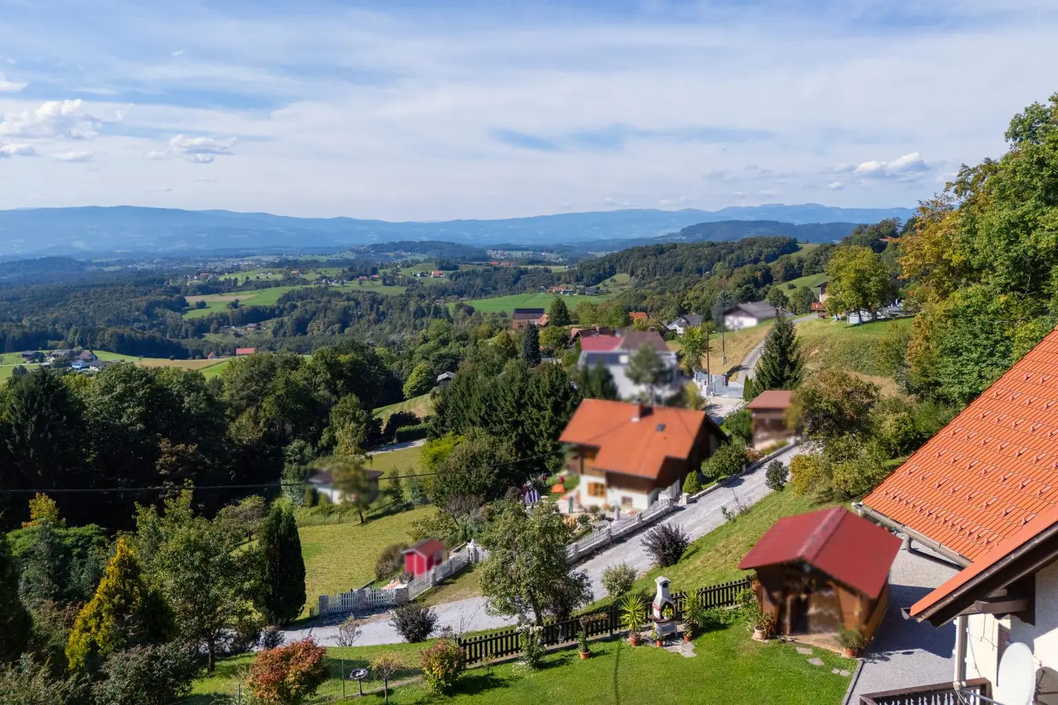 Einfamilienhaus mit Einliegerwohnung, Garage, Carports und Ausblick!
