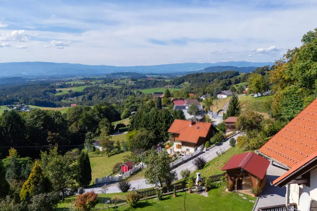 Einfamilienhaus mit Einliegerwohnung, Garage, Carports und Ausblick!