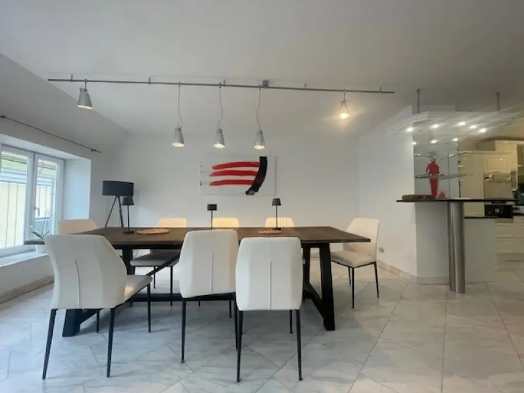 Möblierte Dachgeschoss Maisonette, 5 Zimmer, +3 (4) Schlafzimmer, 2 Bäder, Terrasse, offener Kamin - sehr attraktive Wohnung | furnished 4 BR apartment with 3 bathroom and terrace