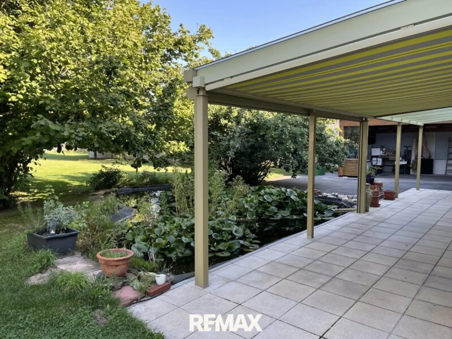 Terrasse mit Teich