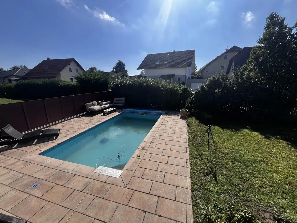 "Solides, Charmantes Haus mit Garten und Pool"