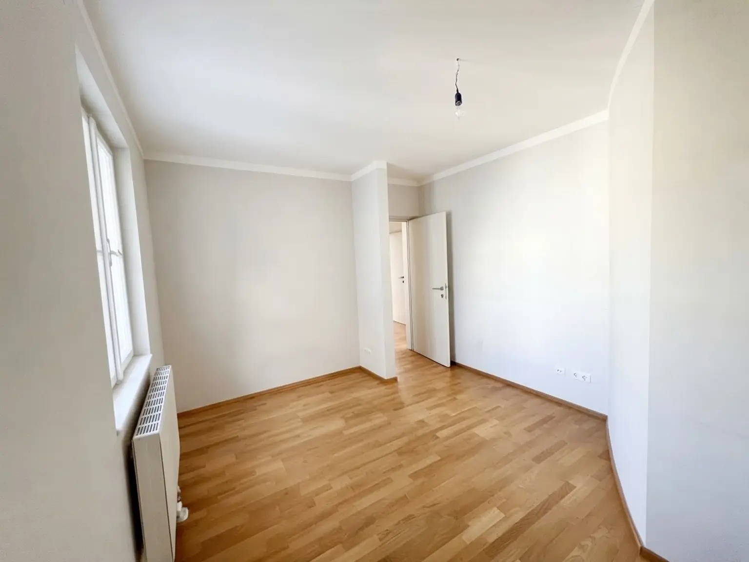 UNBEFRISTET: Klimatisierte Dachgeschosswohnung mit Loggien in Botschaftsviertel