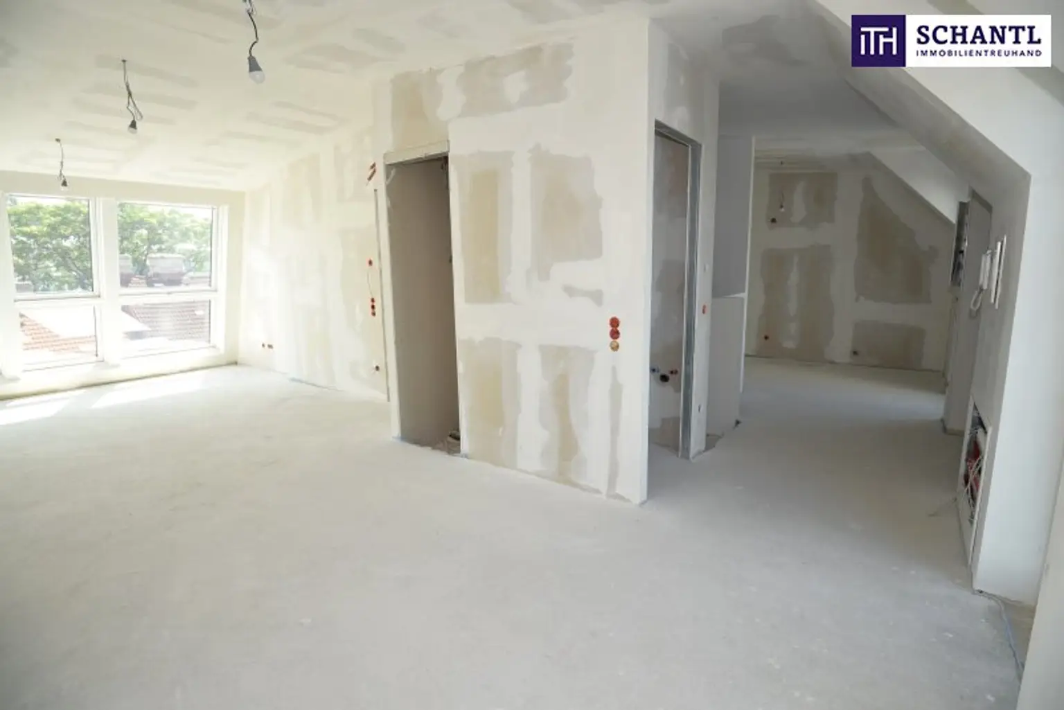 Exklusives Familienparadies über den Dächern – Stilvolle 4-Zimmer-Dachgeschosswohnung mit zwei Terrassen + moderner Luftwärmepumpe + Klimaanlage