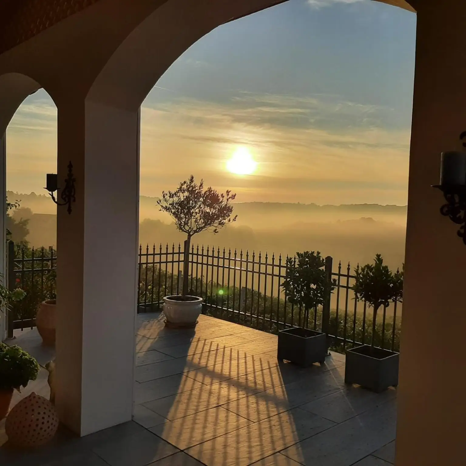 die ersten Sonnenstrahlen auf der Terrasse erleben