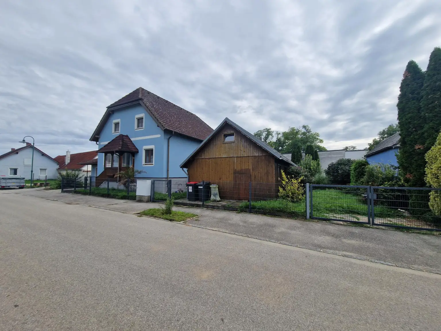 SOLIDES WOHNHAUS MIT EHEMALIGEM SOMMERHAUS, HERRLICHER TERRASSE UND POOL IN TRAUMHAFTER RUHELAGE
