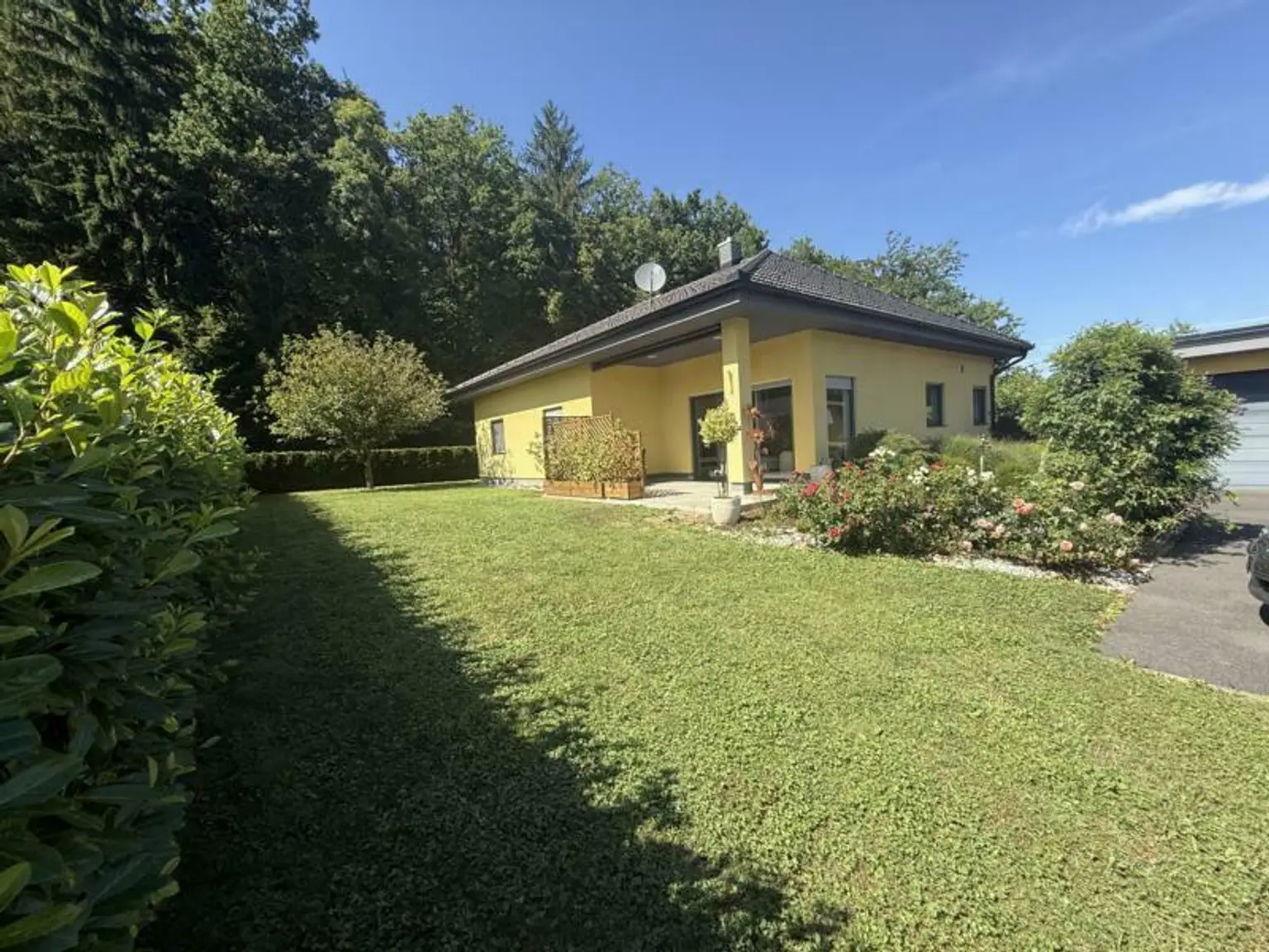 *** Eleganter und stilvoller Bungalow in begehrter Siedlungslage *** unmittelbare Nähe zur Stadt Feldbach ***