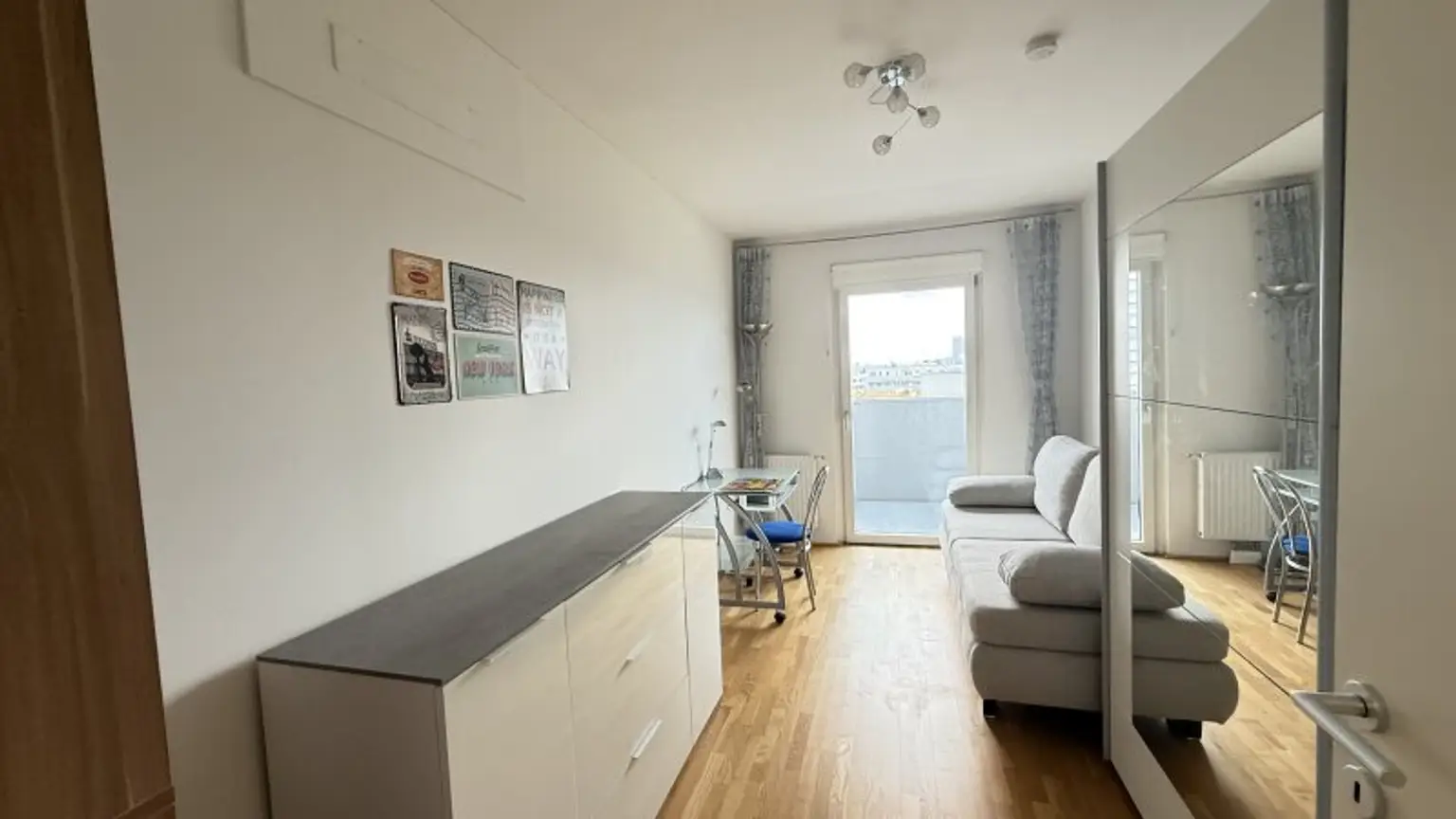 Möblierte 3 ZIMMER im 10. Stock mit herrlichem Ausblick auf die City-Line: 2 Minuten zur U-Bahn: