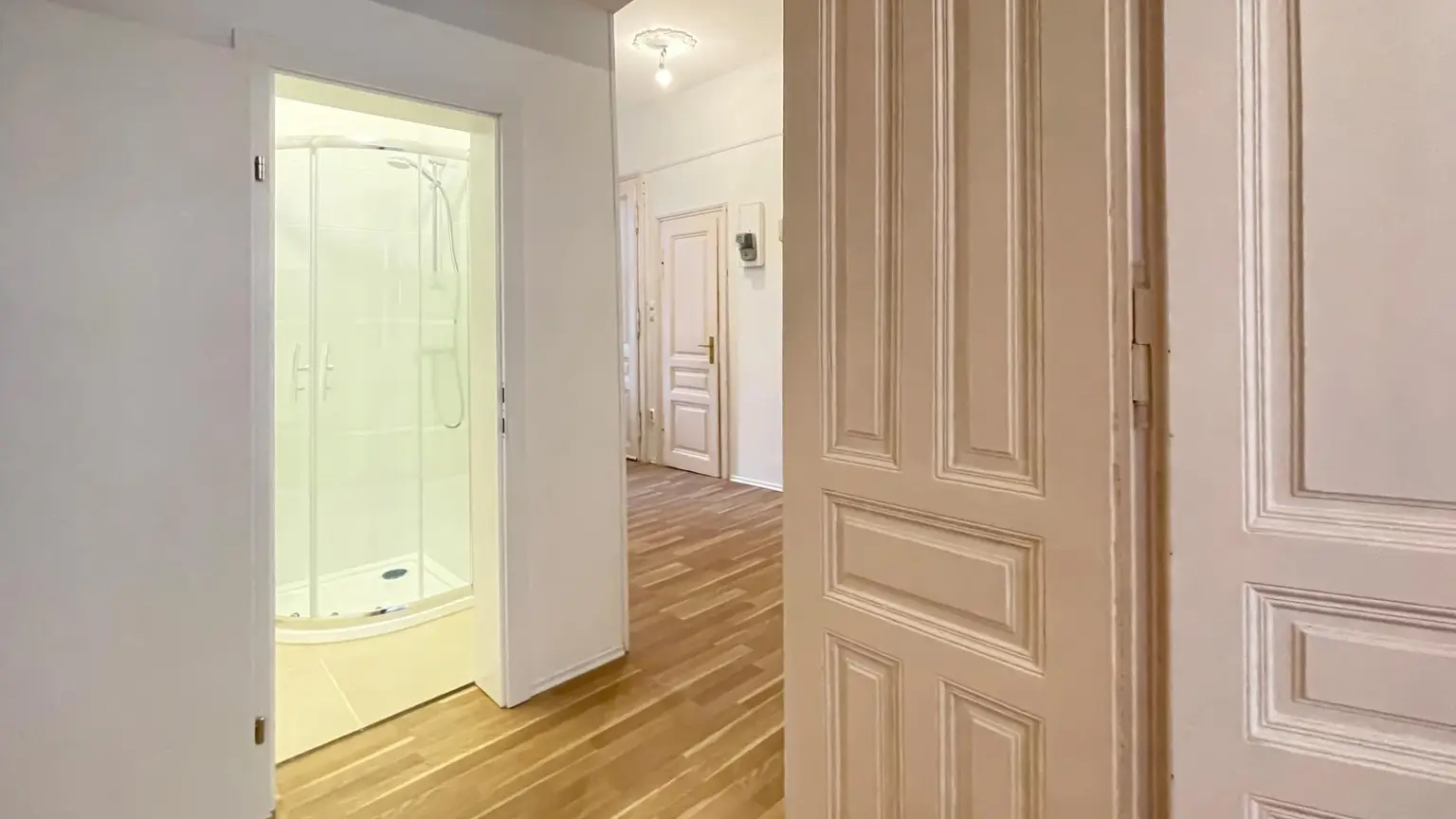 3 Zimmer mit Balkon, komplett neues Bad und WC