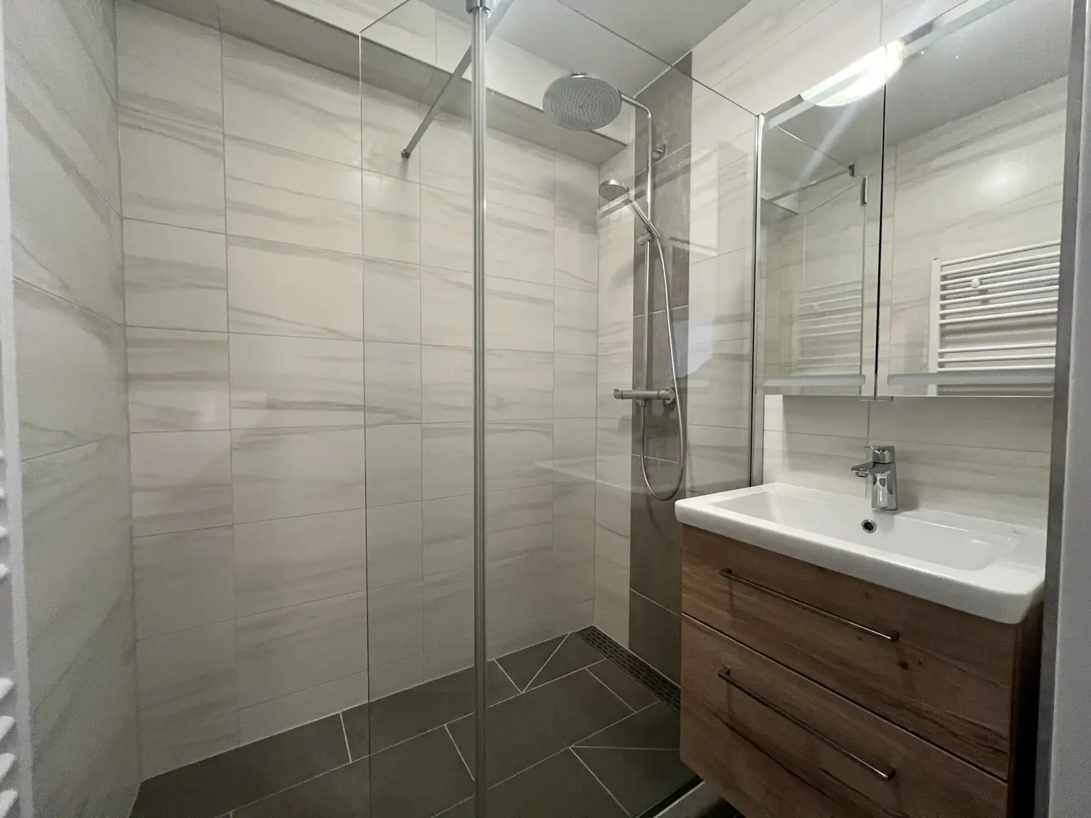 Badezimmer mit Dusche