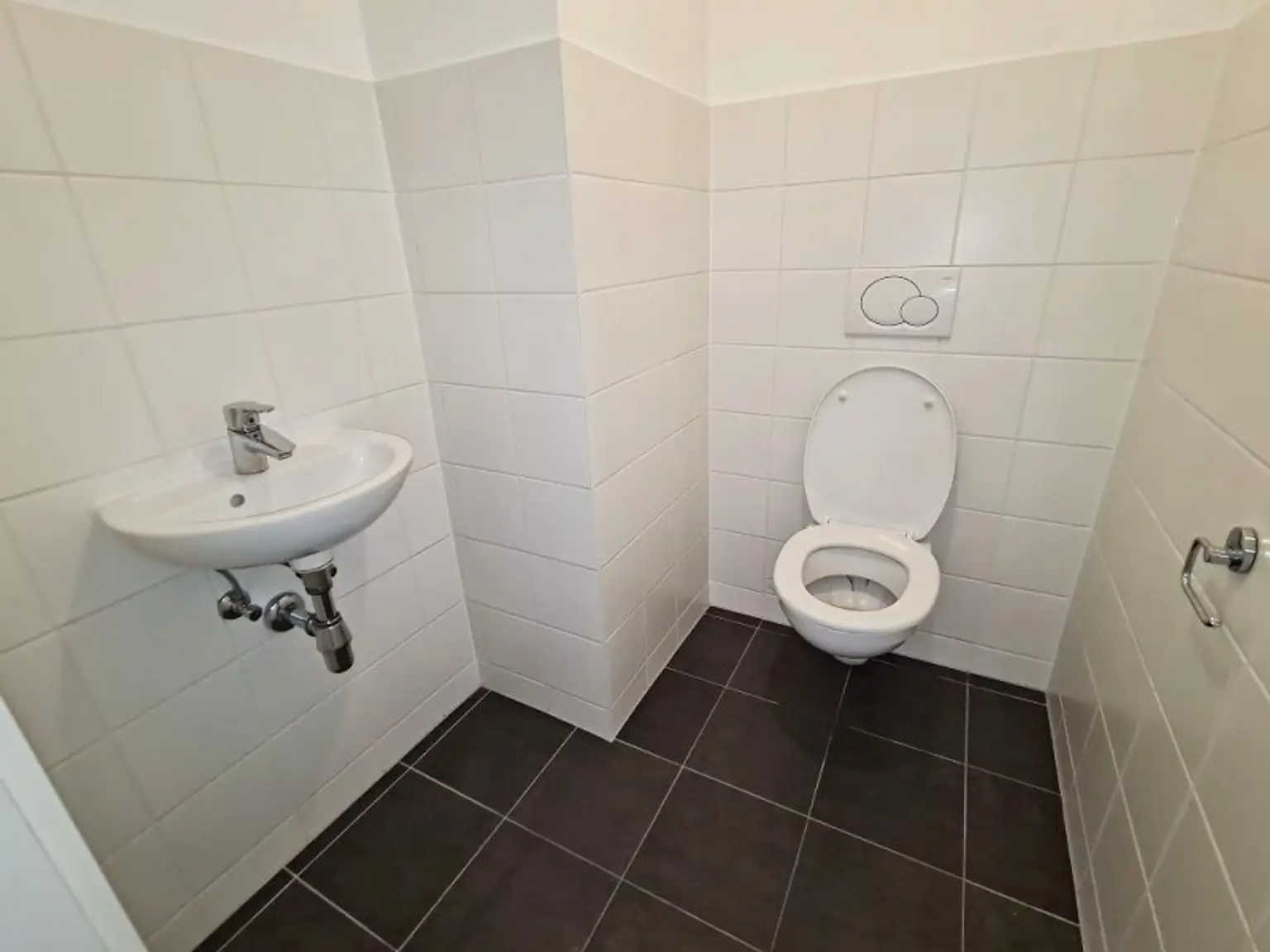 U1-NÄHE, gepflegte 68 m2 Neubau inkl. 4 m2 Loggia, 2 Zimmer, Wannenbad, Parketten, 2. Liftstock, Humboldtgasse