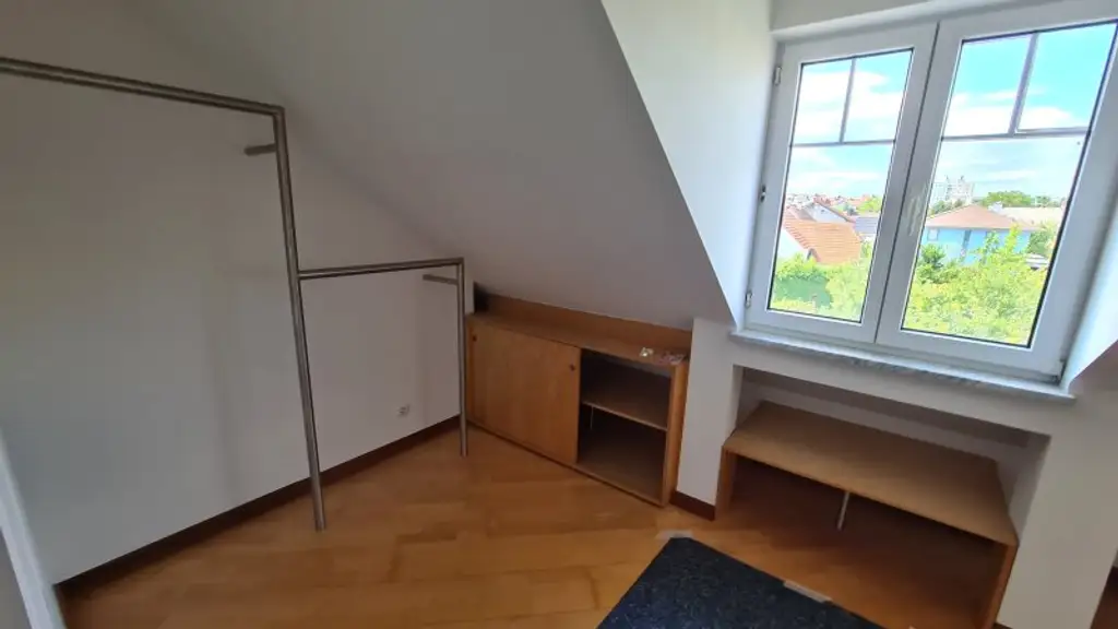 Sehr ruhige Siedlungslage - Riesige (teilbare)  Etagenwohnung mit 2 Balkonen, Garage, Sauna in einem sehr gepflegten Haus