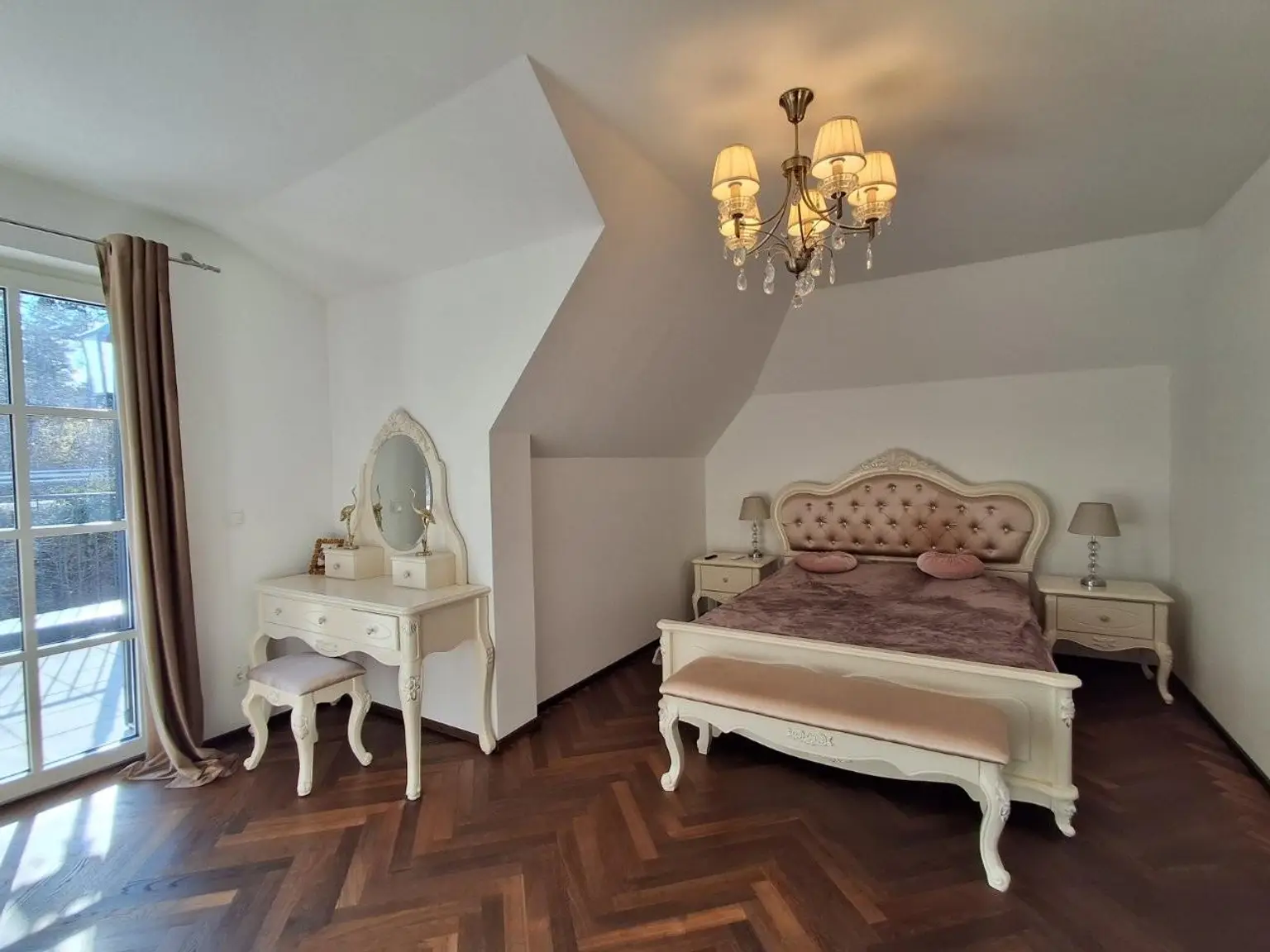 19 Schlafzimmer mit Schminktisch 2721