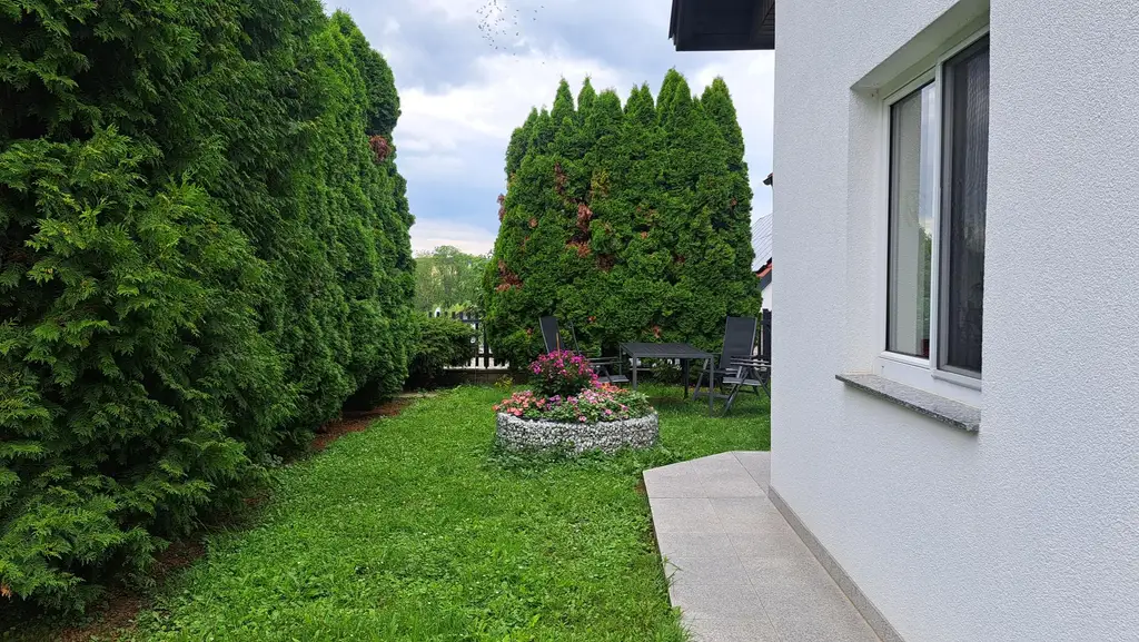 Charmante große Mietwohnung mit Kachelofen und eigenem Garten.