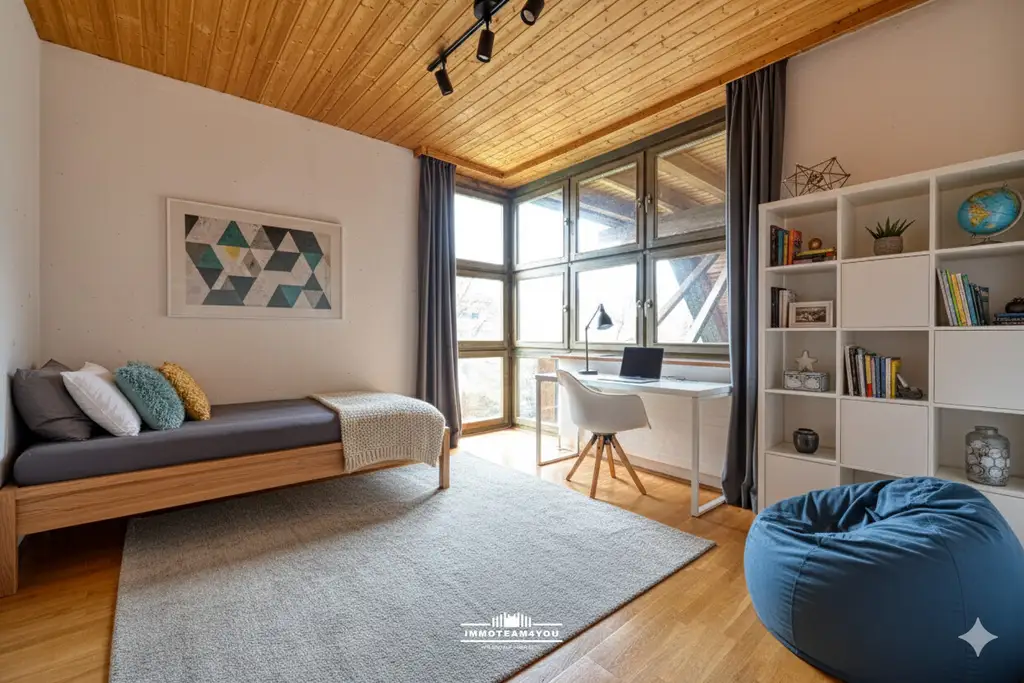 Sie brauchen viel Platz? Wir haben die Lösung. Sanierungsbedürftiges Architektenhaus in bester Lage.