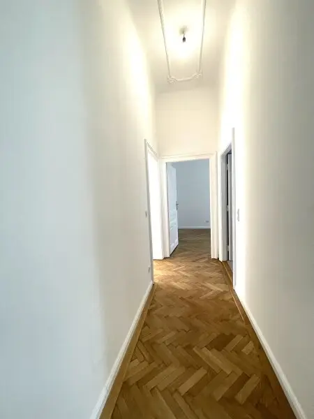 Großzügige 2 Zimmer Wohnung im Stilaltbau - neu saniert