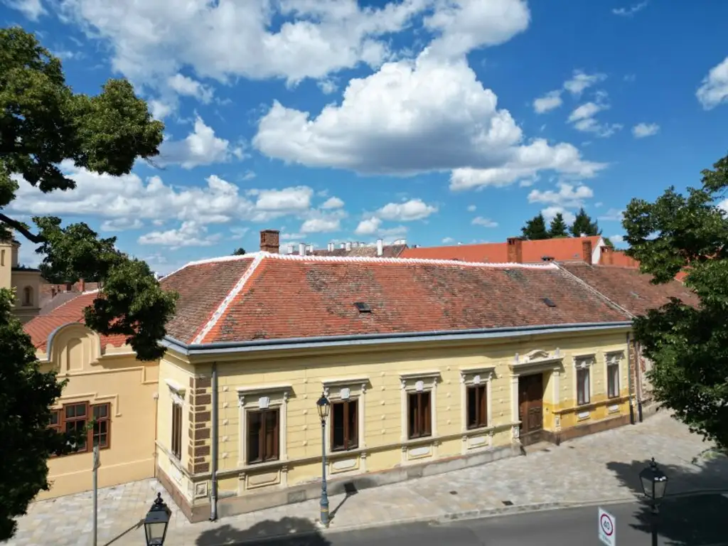 +++ Historisches Mehrfamilienhaus mit Charakter und Potenzial – eines der ältesten Gebäude Kőszegs! +++