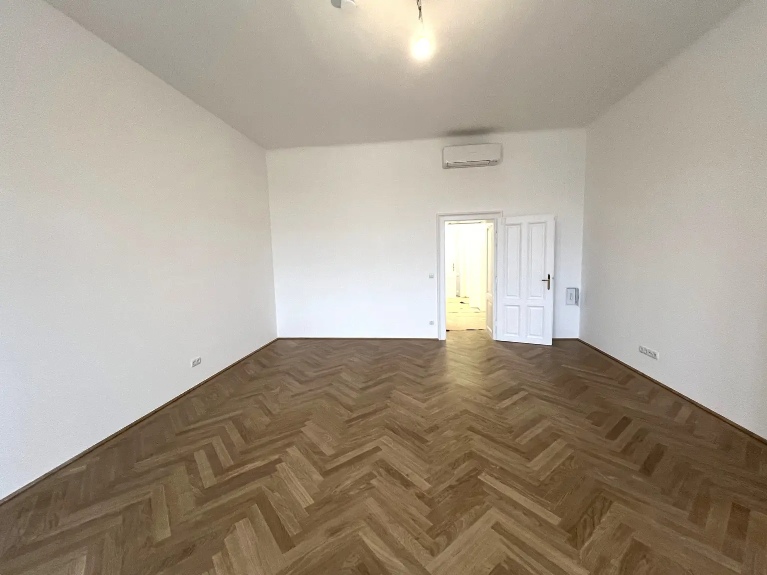 GENERALSANIERT: Klimatisierte 4-Zimmer-Wohnung mit fantastischer Stadtaussicht / Air-conditioned 4-room flat with fantastic city view