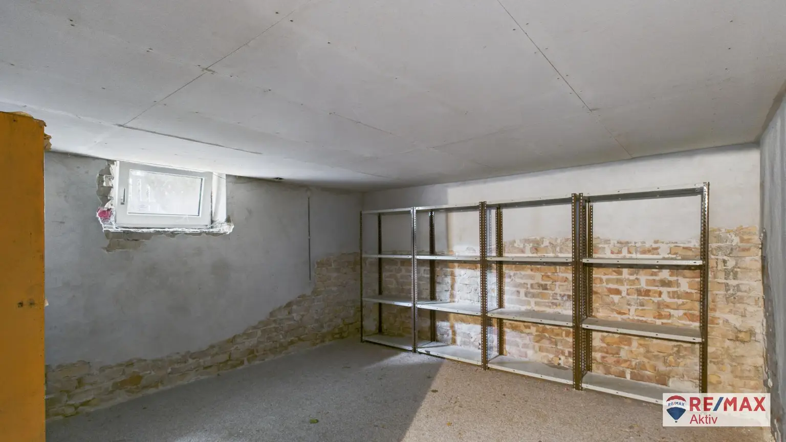 Großzügiges Ein- bzw. Zweifamilienhaus mit großem Garten und Garage