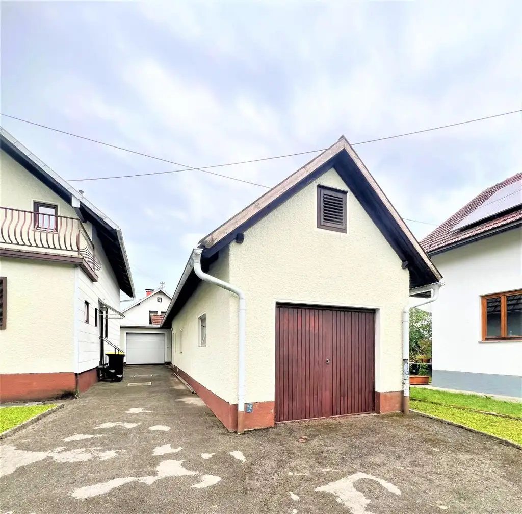 HÜBSCHES WOHNHAUS MIT NEBENGEBÄUDEN