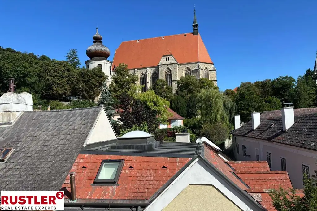 Stil, Größe und ein Blick, der verzaubert 
Stilvolle Altbauwohnung mit Balkon zur St. Othmar Kirche