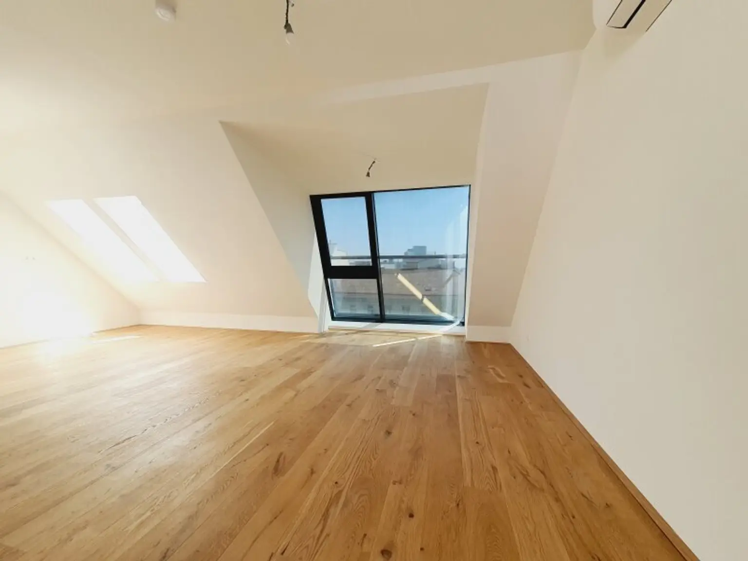 ERSTBEZUG - Sonnige Dachmaisonette mit 45m² Terrasse beim Hoffmann Platz
