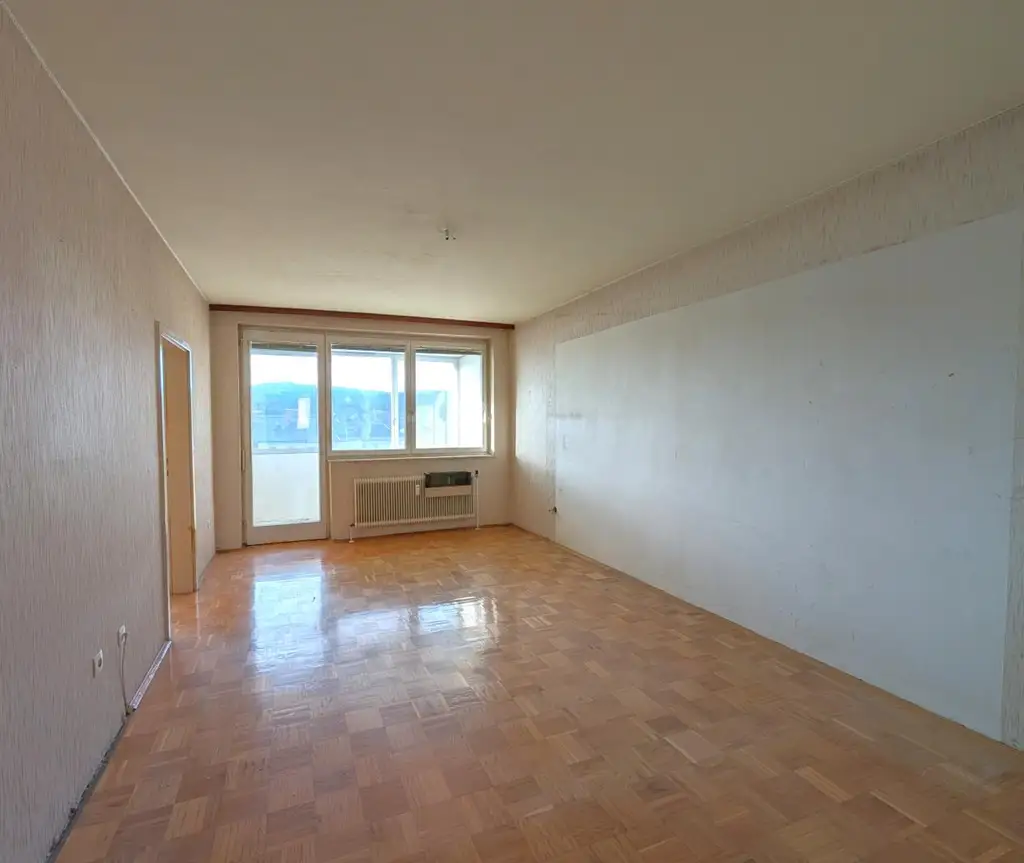 Sanierungsbedürftige 3-Zimmer-Eigentumswohnung mit Balkon, Loggia und Garage