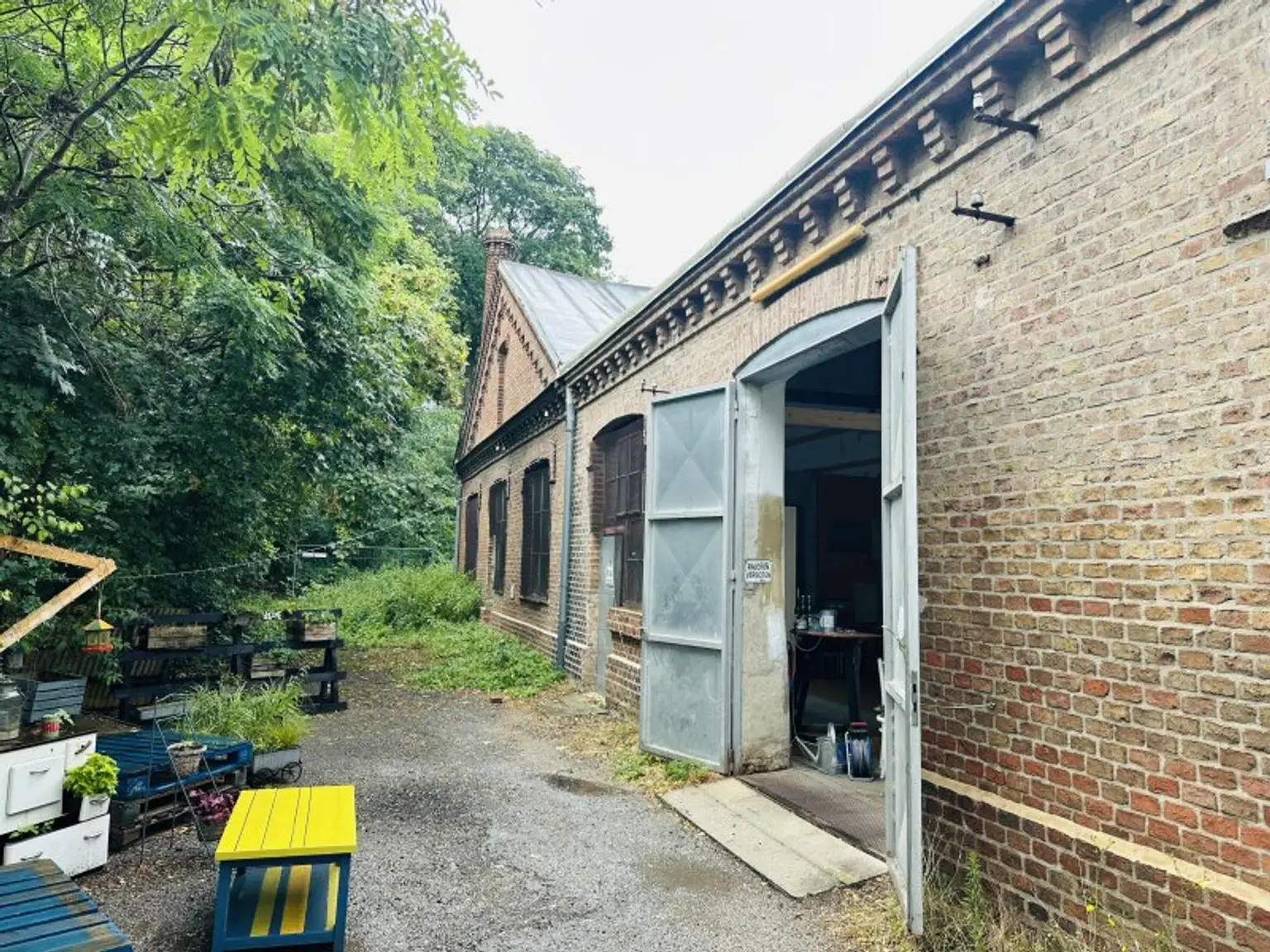 Wunderschöne Lagerhallen mit Büro, Parkplätzen, gute Erreichbarkeit, gute Zufahrt