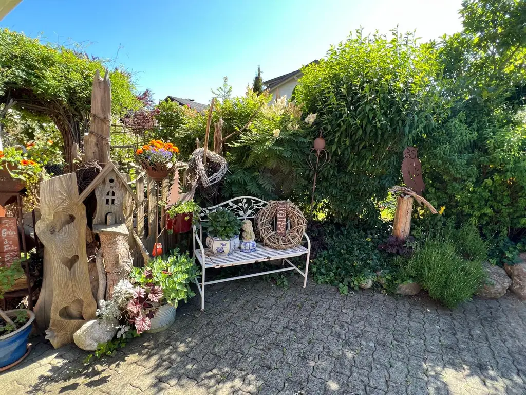 Charmantes Zweifamilienhaus mit idyllischem Naturpool