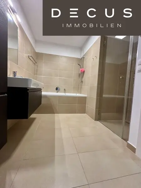 SONNENUNTERGANG UND URLAUBSGEFÜHL MITTEN IN DER STADT