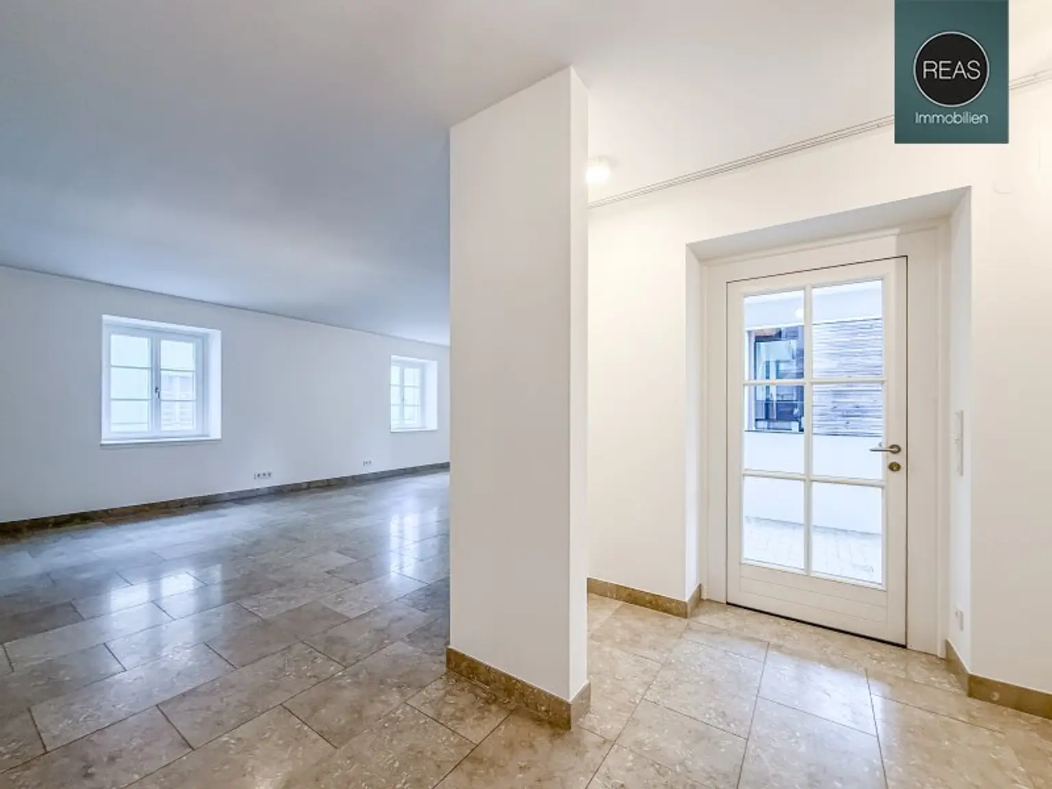 Provisionsfrei: Exklusives Maisonette - Apartment mit Loggia und Terrasse beim Beethoven Museum und Pfarrplatz! Garagen verfügbar!