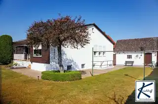 Haus und Nebengebäude