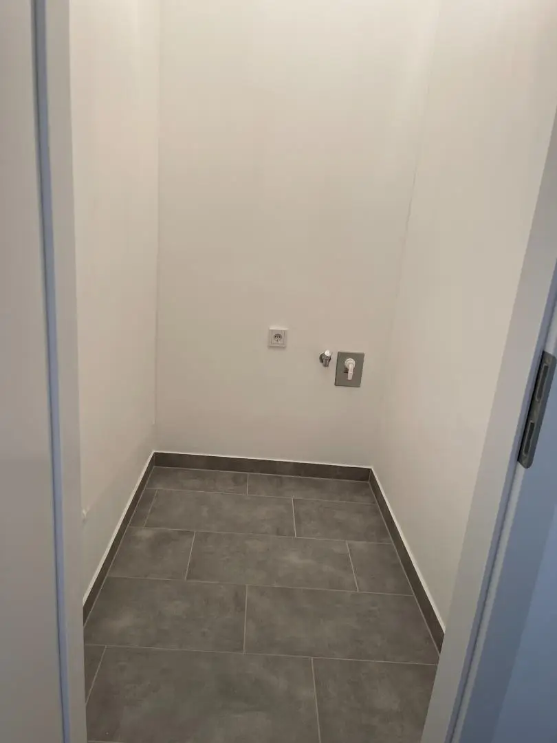 Top sanierte Dachgeschosswohnung in 1180 Wien – ideal für Singles & Paare