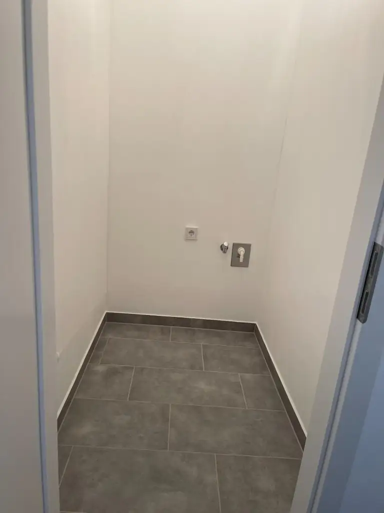 Top sanierte Dachgeschosswohnung in 1180 Wien – ideal für Singles & Paare