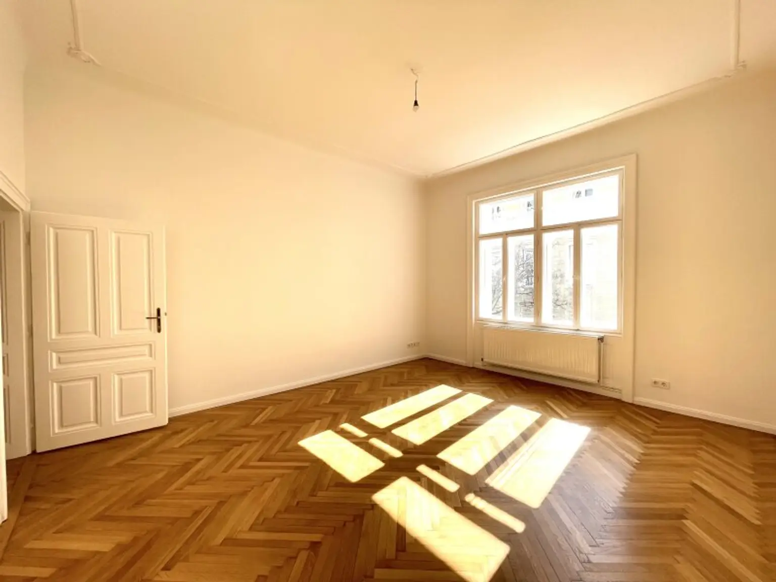 Großzügige 2 Zimmer Wohnung im Stilaltbau - neu saniert