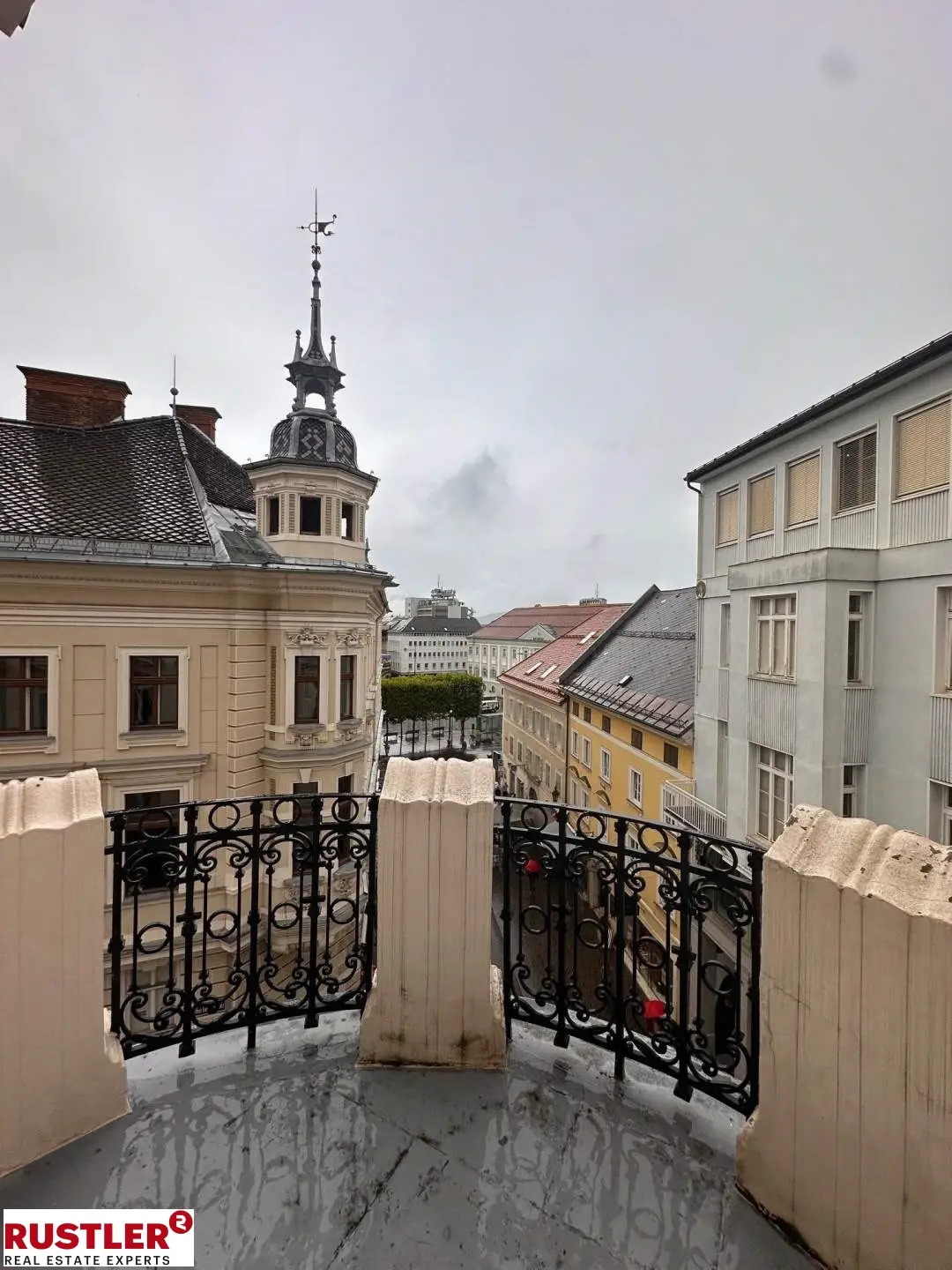 Repräsentative Altbauwohnung im Zentrum mit Balkon